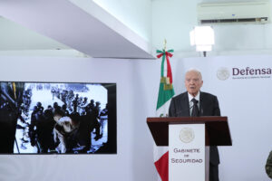 El fiscal general de la República (FGR), Alejandro Gertz Manero, habla durante una rueda de prensa este miércoles, en la Ciudad de México (México). El Gobierno de México defendió el envío de 26 generadores de violencia a Estados Unidos y afirmó que los traslados continuarán si se requieren, como parte de una estrategia para impedir que líderes criminales sigan ordenando secuestros, extorsiones y homicidios desde penales del país. EFE/ Mario Guzmán