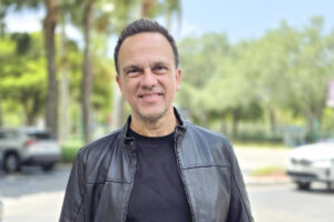 Fotografía del 31 de julio de 2025 del compositor estadounidense de ascendencia cubano-guatemalteca, Carlos Rafael Rivera, posando durante una entrevista con EFE en Miami  (Estados Unidos). EFE/ Alberto Boal