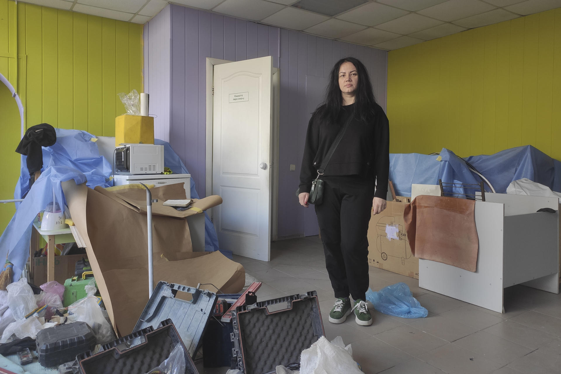 La psicóloga Anastasia Nikitina posa junto al material rescatado de su centro de desarrollo infantil , destruido por un ataque de drones rusos, en Járkov. En la ciudad ucraniana de Járkov, a solo 25 kilómetros del frente, varias iniciativas locales trabajan sin descanso para apoyar a los niños y adolescentes que lidian con el impacto a nivel psicológico y educativo de los constantes ataques rusos. EFE/ Rostyslav Averchuk
