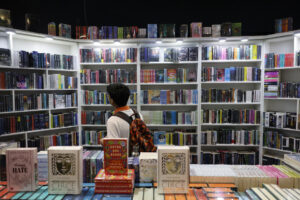Una persona observa libros en una estantería en la Feria Internacional del Libro de Panamá este lunes, en Ciudad de Panamá (Panamá). EFE/ Bienvenido Velasco