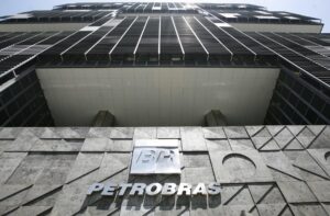 Fotografía de archivo de una vista contrapicada de la fachada de la sede principal de la petrolera estatal brasileña Petrobras, en Río de Janeiro (Brasil). EFE/Antonio Lacerda
