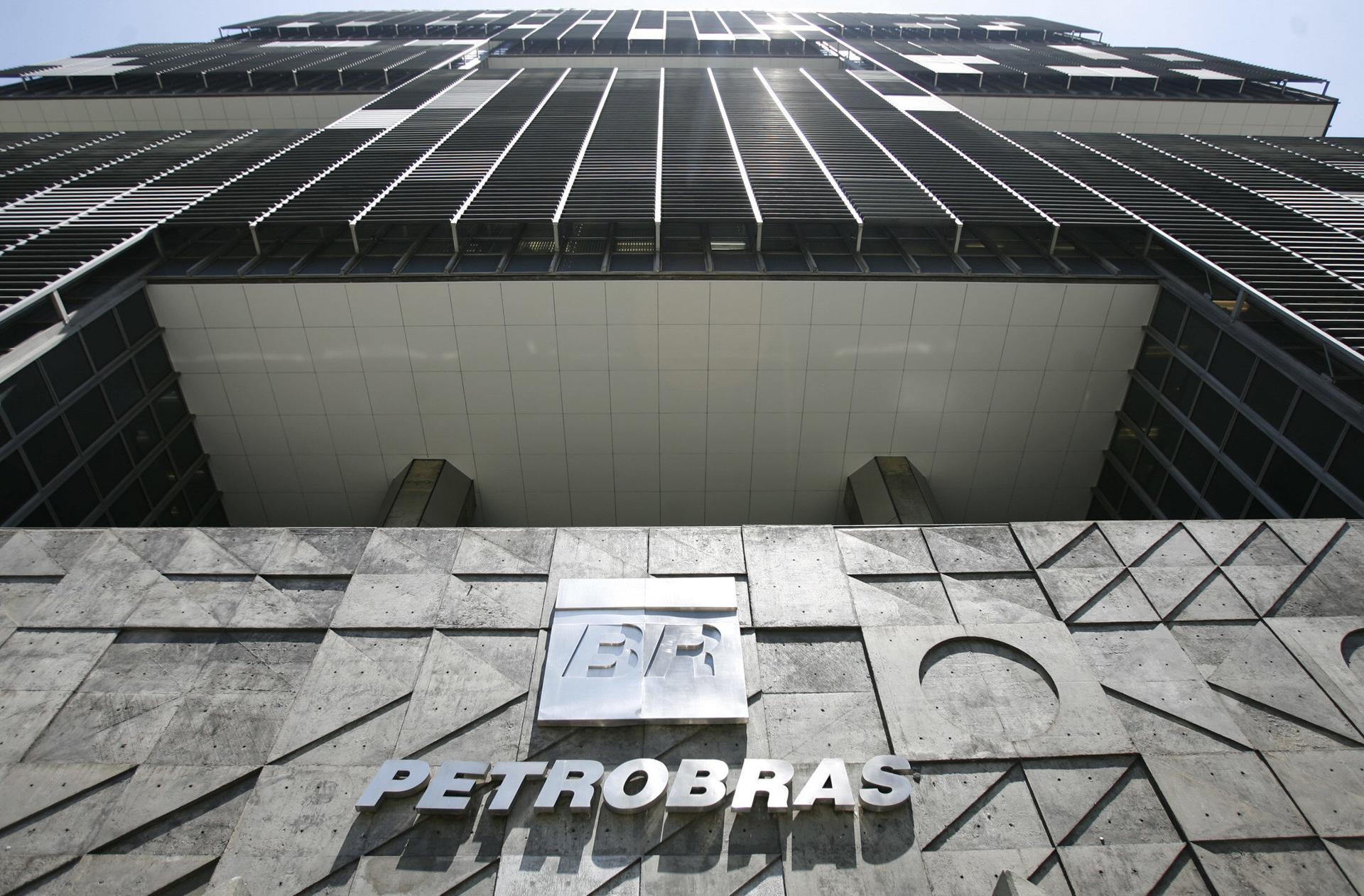 Fotografía de archivo de una vista contrapicada de la fachada de la sede principal de la petrolera estatal brasileña Petrobras, en Río de Janeiro (Brasil). EFE/Antonio Lacerda