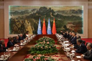 El secretario general de la ONU, Antonio Guterres (3-I) y el p/Presidente de China, Xi Jinping (5-D) asisten a una reunión bilateral antes de la Cumbre de la Organización de Cooperación de Shanghai (SCO) 2025, en la Casa de Huéspedes en Tianjin, el 30 de agosto de 2025. EFE/EPA/ANDRES MARTINEZ CASARES / POOL