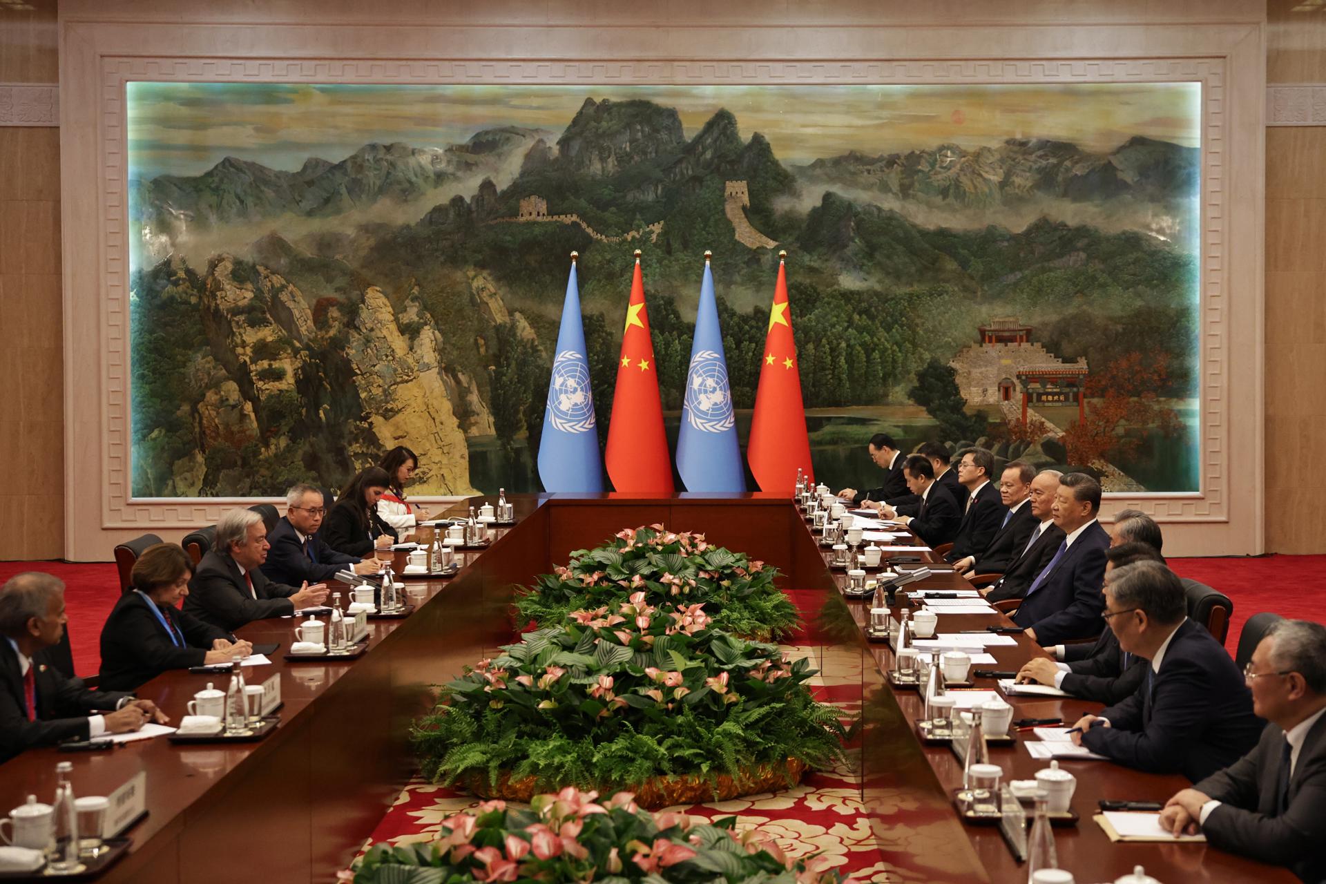 El secretario general de la ONU, Antonio Guterres (3-I) y el p/Presidente de China, Xi Jinping (5-D) asisten a una reunión bilateral antes de la Cumbre de la Organización de Cooperación de Shanghai (SCO) 2025, en la Casa de Huéspedes en Tianjin, el 30 de agosto de 2025. EFE/EPA/ANDRES MARTINEZ CASARES / POOL