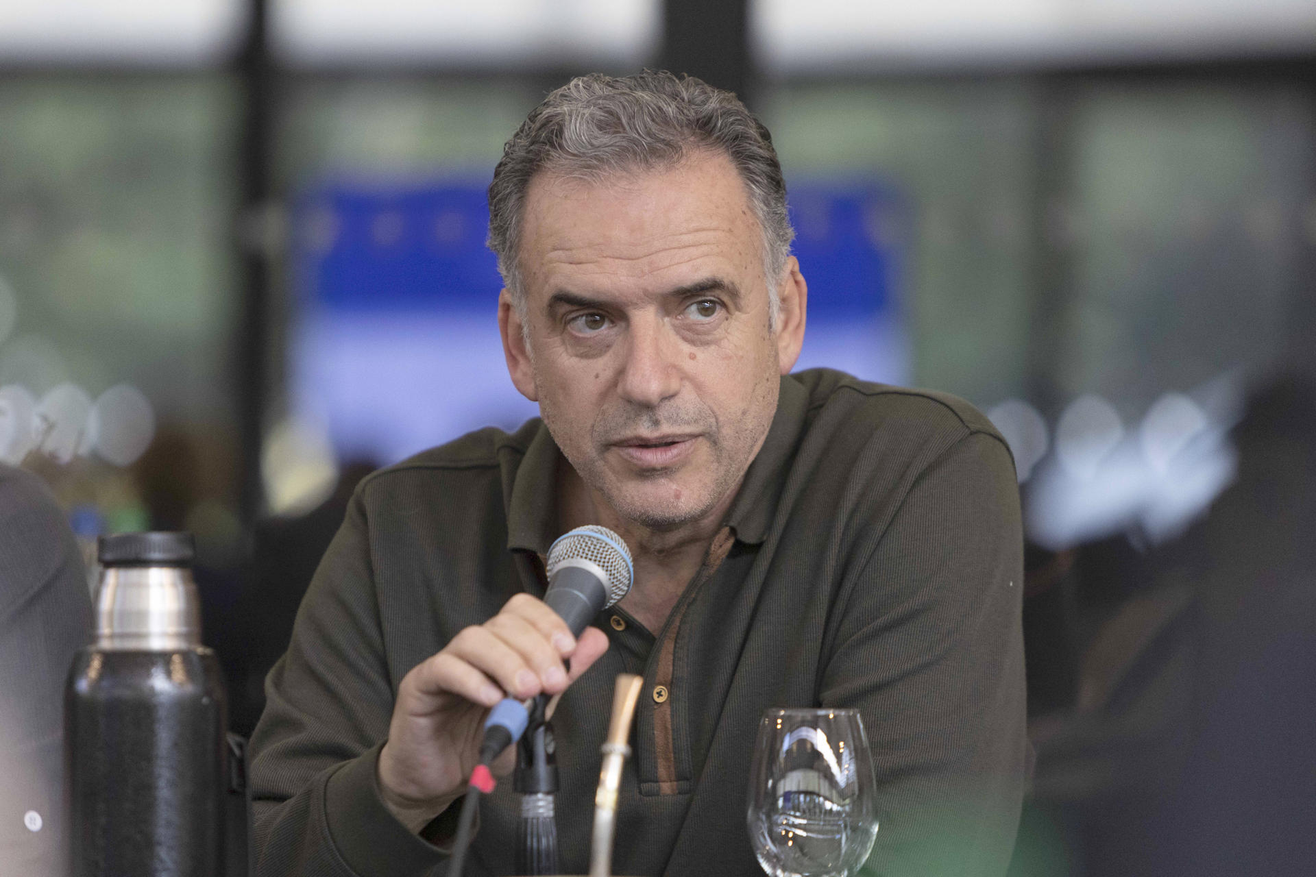 Fotografía cedida por Comunicación de la Presidencia de Uruguay de su mandatario, Yamandú Orsi, hablando en una reunión este sábado en Montevideo (Uruguay). EFE/ Camilo Dos Santos Ayala/ Comunicación de Presidencia