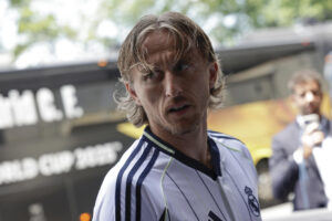 Fotografia de André Coelho en la que puede verse una foto de archivo del 22 de junio de 2025 de Luka Modrić, exfutbolista del Real Madrid, llegando a un partido del Mundial de Clubes.