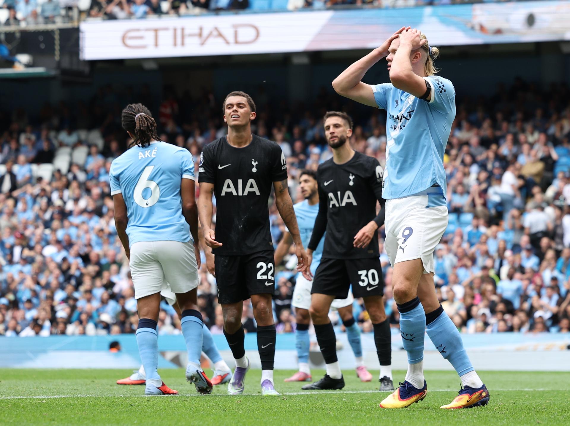 El jugador noruego Erling Haaland se lamenta durante el partido de la Premier Leagueque han jugado Manchester City y Tottenham Hotspur en Manchester, Reino Unido. EFE/EPA/ADAM VAUGHAN