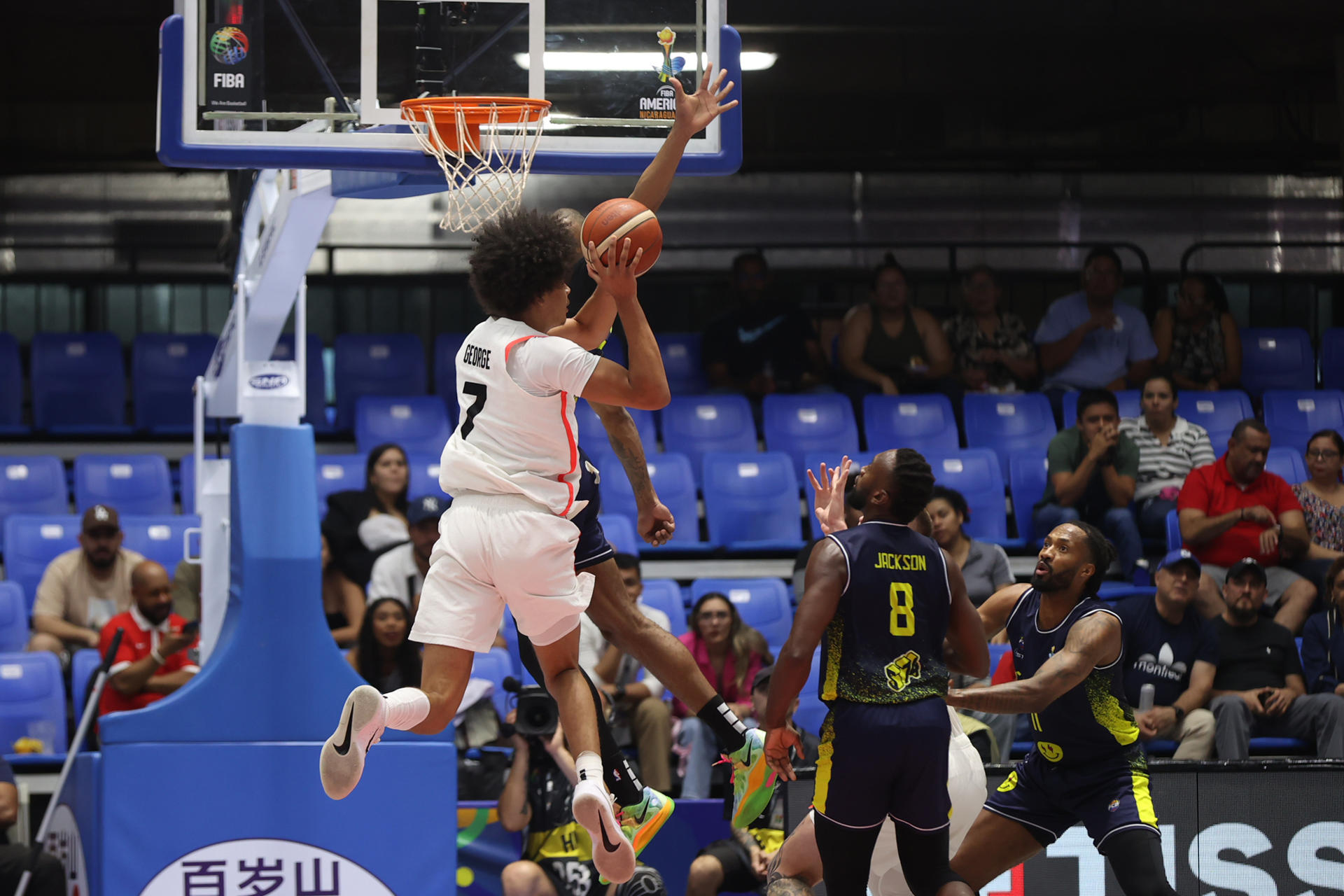 Kyshawn George (i), de Canadá, controla el balón durante el partido de los cuartos de final de la FIBA AmeriCup 2025 ante Colombia, en Managua (Nicaragua). EFE/ STR

