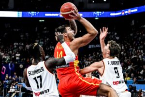 El español Willy Hernangomez (C) entra a canasta ante la oposición de los alemanes Dennis Schroeder (I) y Franz Wagner (D), en la semifinal del EuroBasket 2022. EFE/EPA/FILIP SINGER