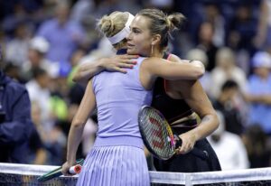 La bielorrusa Aryna Sabalenka saluda a la rusa Polina Kudermetova (de espalda) tras derrotarla este miércoles y sellar su clasificación a la tercera ronda del Abierto de Estados Unidos. EFE/EPA/CRISTOBAL HERRERA ULASHKEVICH