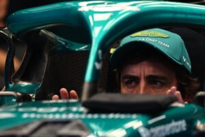 El piloto español Fernando Alonso, en su monoplaza, el jueves, en el garaje en el circuito de Hungaroring. EFE/EPA/ANNA SZILAGYI