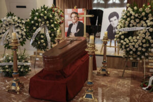 Féretro del cantante Manuel de la Cava, miembro del Dúo Dinámico, en la sede principal de la SGAE en Madrid, este miércoles, donde se celebra su capilla ardiente. El velatorio abrió sus puertas a las 11 de la mañana y podrá visitarse hasta las 20 horas para dar el último adiós al coautor de himnos como 'Resistiré' o 'Quince años tiene mi amor', diagnosticado desde hace tres años de una fibrosis pulmonar y que murió ayer a los 88 años en el Hospital Anderson de Madrid. EFE/ Chema Moya