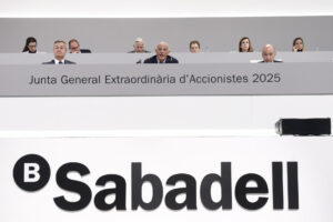 Imagen del pasado 6 de agosto en la que el presidente del Banco Sabadell, Josep Oliu (c), interviene durante la Junta General Extraordinaria de Accionistas de la entidad, para decidir sobre la venta de la filial británica TSB al Santander. EFE/ Quique García