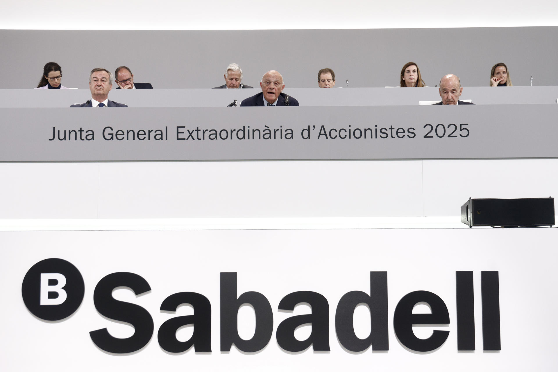 Imagen del pasado 6 de agosto en la que el presidente del Banco Sabadell, Josep Oliu (c), interviene durante la Junta General Extraordinaria de Accionistas de la entidad, para decidir sobre la venta de la filial británica TSB al Santander. EFE/ Quique García