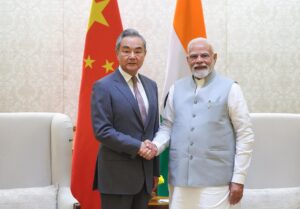Una foto facilitada por la Oficina de Información de Prensa (PIB) mostrando al primer ministro indio Narendra Modi (R) con el ministro de Asuntos Exteriores chino Wang Yi durante su reunión en Nueva Delhi, India, 19 de agosto de 2025. El ministro de Asuntos Exteriores chino Wang Yi está de visita de estado de dos días a la India (Nueva Delhi) EFE/EPA/PRESS INFORMATON BUREAU / HANDOUT HANDOUT EDITORIAL USE ONLY/NO SALES