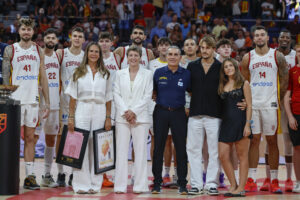 El entrenador de la selección española de baloncesto, Sergio Scariolo, durante el homenaje recibido al término del partido amistoso ante Alemania disputado este jueves en el Madrid Arena. EFE/Mariscal