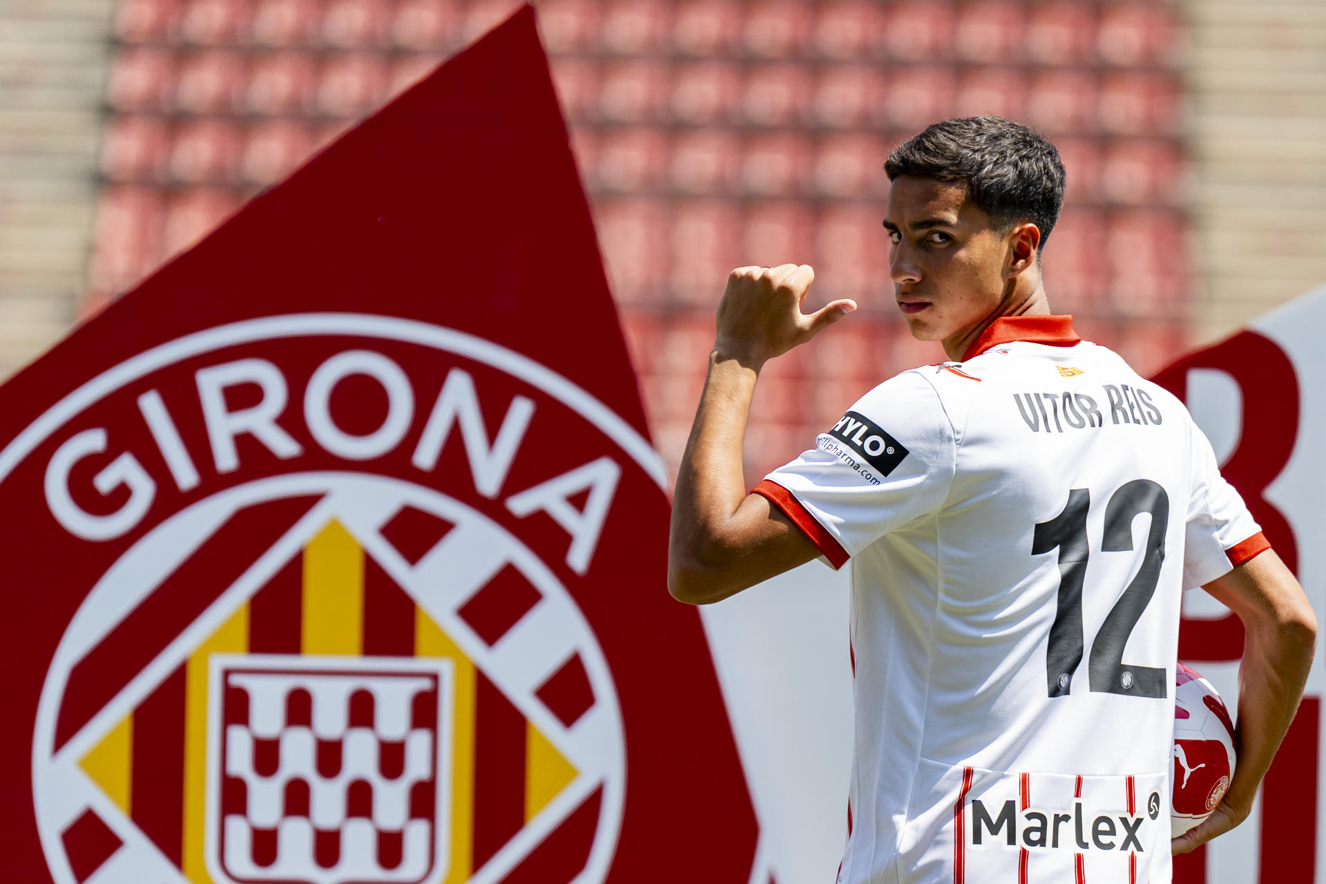 El central brasileño Vitor Reis durante su presentación en el Estadio de Montilivi como nuevo jugador del Girona FC, cedido por el Manchester City. EFE/Siu Wu
