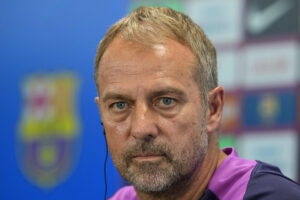 El entrenador del FC Barcelona, Hansi Flick, durante una rueda de prensa después del entrenamiento de este viernes en la Ciudad Deportiva Joan Gamper. EFE/Alejandro García