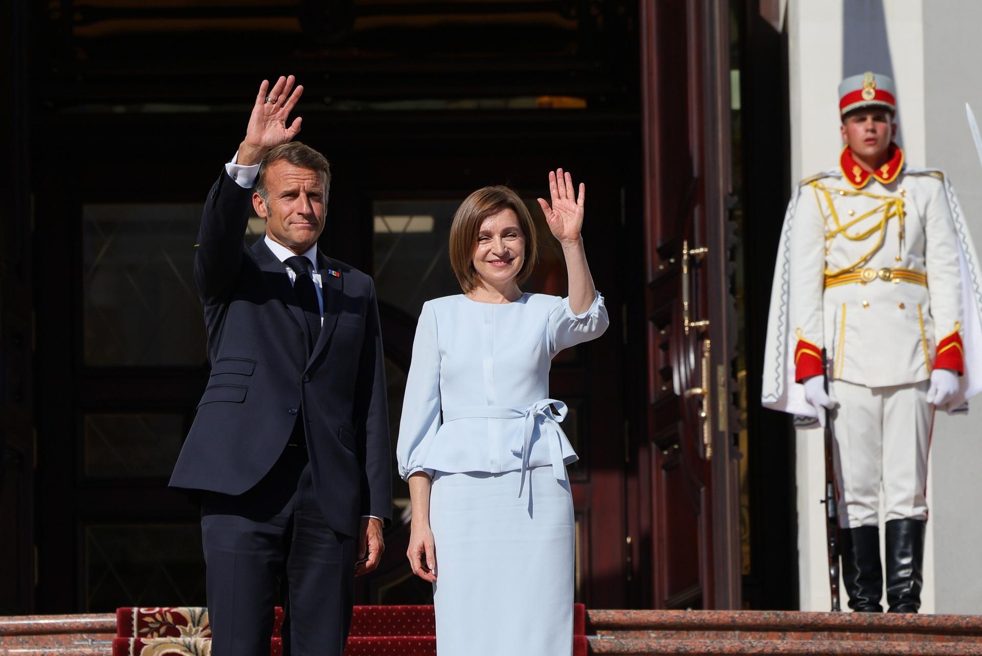 La presidenta de Moldavia Maia Sandu (D) y el presidente de Francia Emmanuel Macron (I) durante una ceremonia de bienvenida en Chisinau, Moldavia, 27 de agosto de 2025. Moldavia celebra 34 años desde la adopción de la Declaración de Independencia de la Unión Soviética. (Moldavia) EFE/EPA/Pawel Supernak POLAND OUT