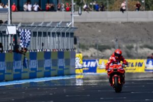 El piloto español Marc Márquez, líder del destacado del Mundial de MotoGP, cruza la meta en Balatonfokajar, Hungría, en primera posición . EFE/EPA/Tamas Vasvari