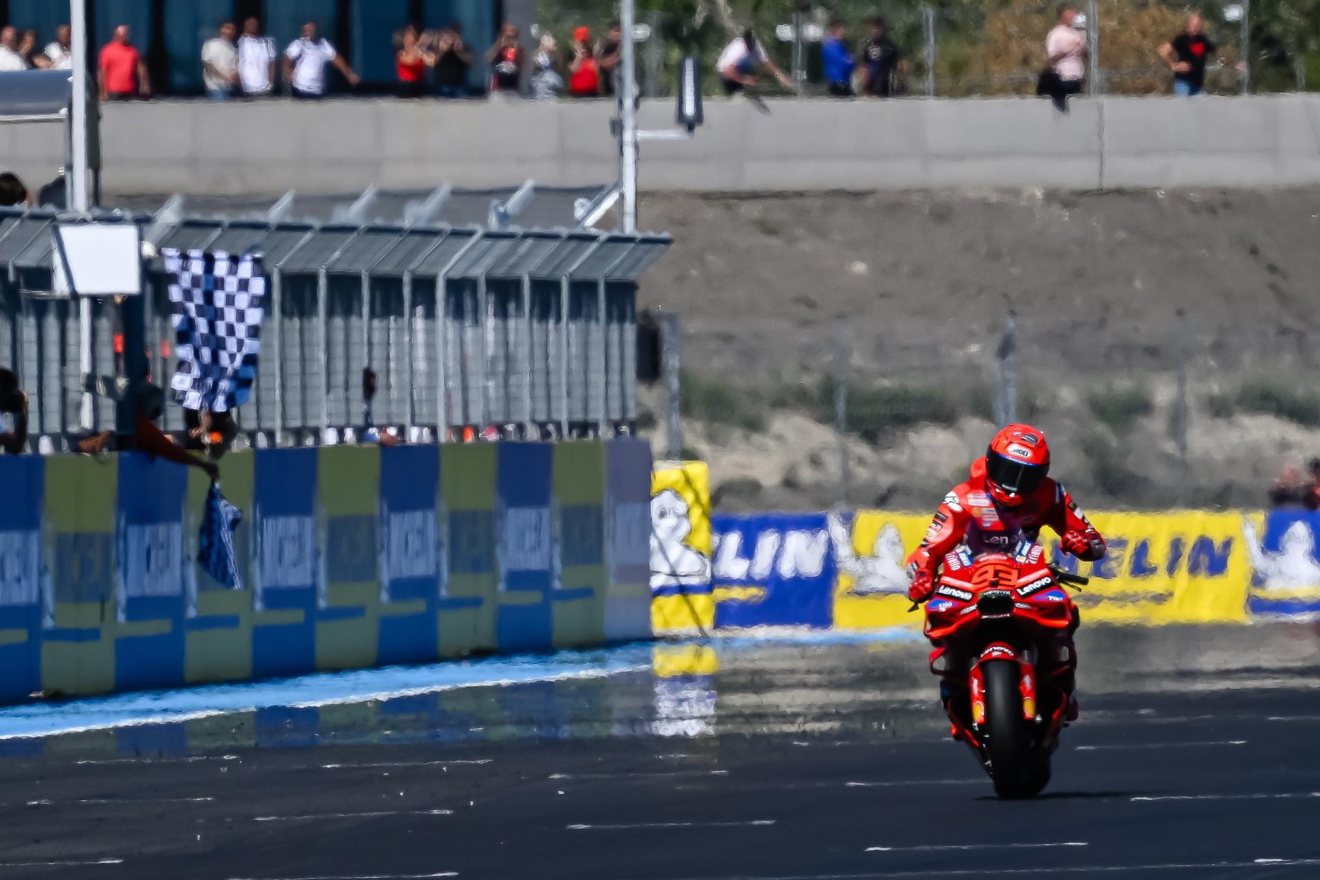 El piloto español Marc Márquez, líder del destacado del Mundial de MotoGP, cruza la meta en Balatonfokajar, Hungría, en primera posición . EFE/EPA/Tamas Vasvari