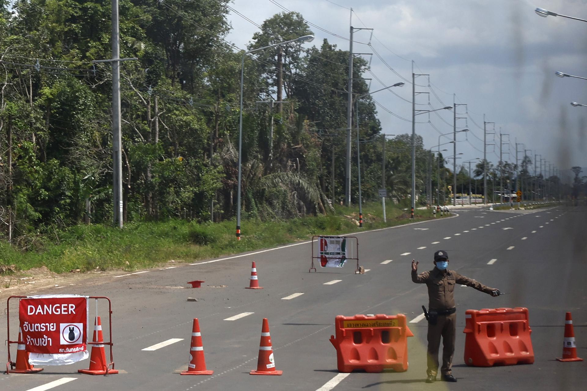 Kantharalak (Thailand), 01/08/2025.- Un policía tailandés custodia un punto cercano a la frontera entre Tailandia y Camboya. EFE/EPA/NARONG SANGNAK