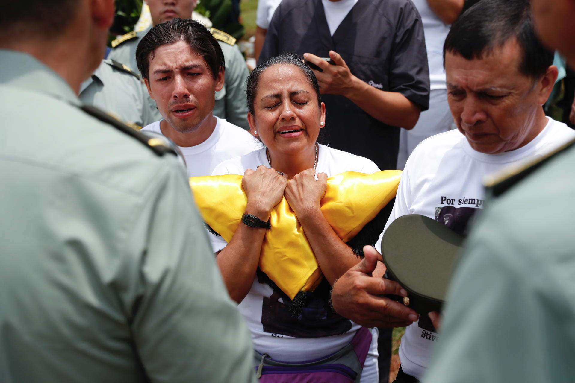 La madre del patrullero de la Policía de Colombia Michael Stiven Astaiza Ortiz abraza la bandera de Colombia durante la honras fúnebres de su hijo este lunes, en Cali (Colombia). EFE/ Ernesto Guzmán
