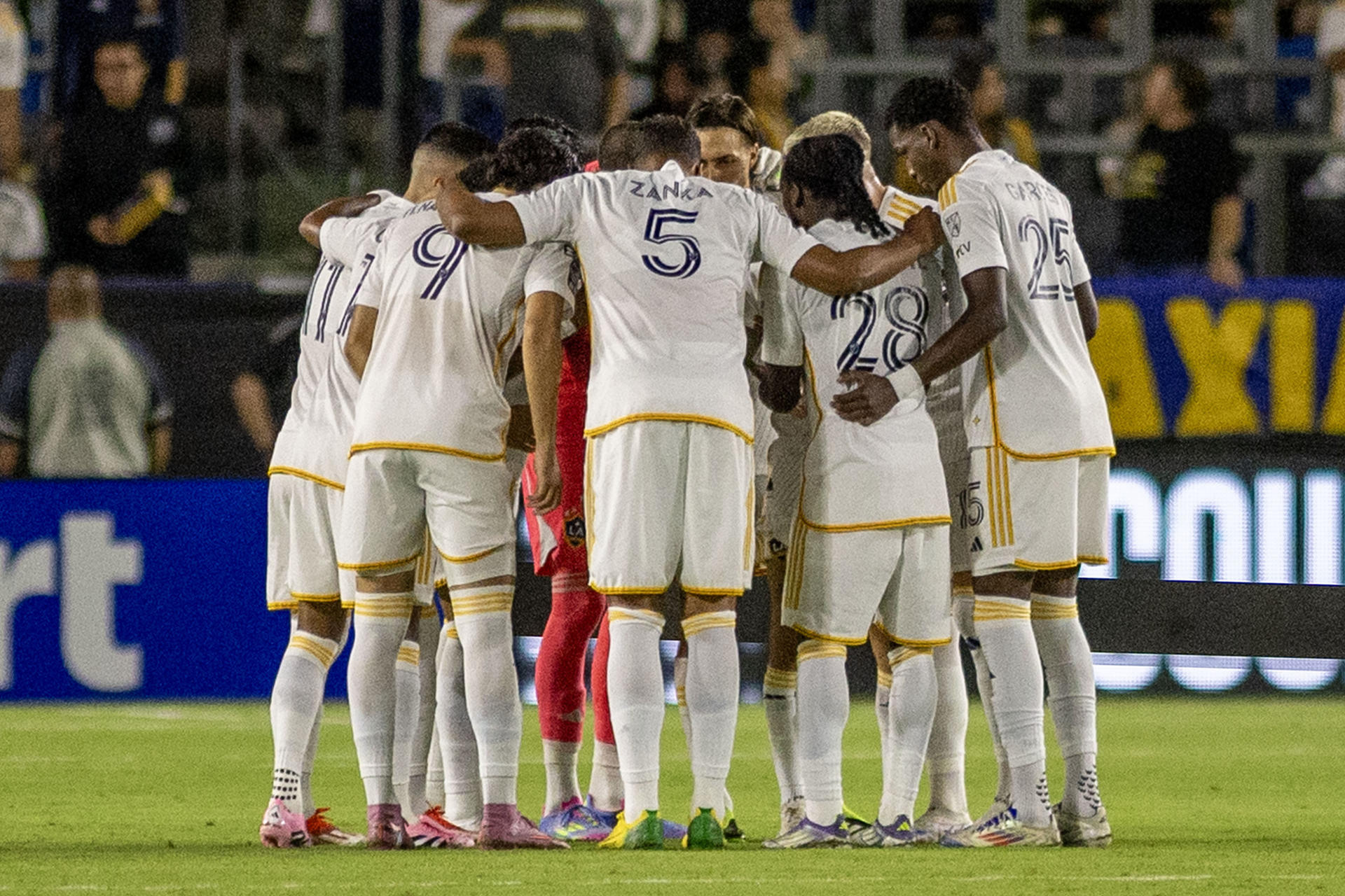 Jugadores de LA Galaxy, reunidos antes del partido de cuartos de final de la Leagues Cup contra Pachuca, en el Dignity Health Sports Park en Carson (Estados Unidos). EFE/ Armando Arorizo

