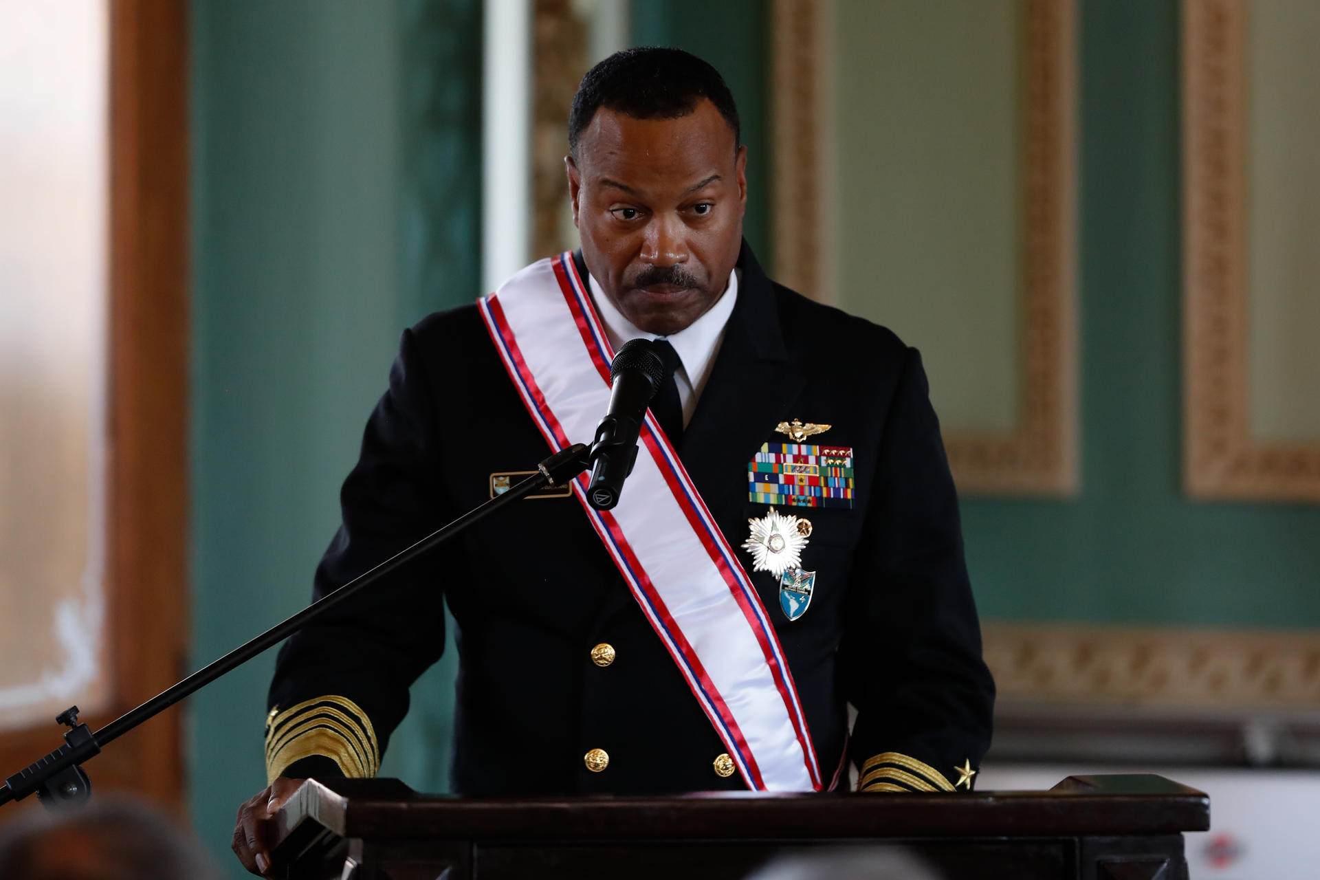 El comandante del Comando Sur de los Estados Unidos, Alvin Holsey, habla durante un acto donde fue condecorado por el presidente de Paraguay, Santiago Peña, con la orden del mérito del comando de las Fuerzas Militares de Paraguay ‘General de División Bernardino Caballero’ en el grado de gran cruz, este sábado en Asunción (Paraguay). EFE/ Juan Pablo Pino