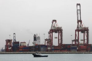 Fotografía de archivo de una vista general del muelle sur del puerto del Callao, cerca a Lima (Perú). EFE/Paolo Aguilar