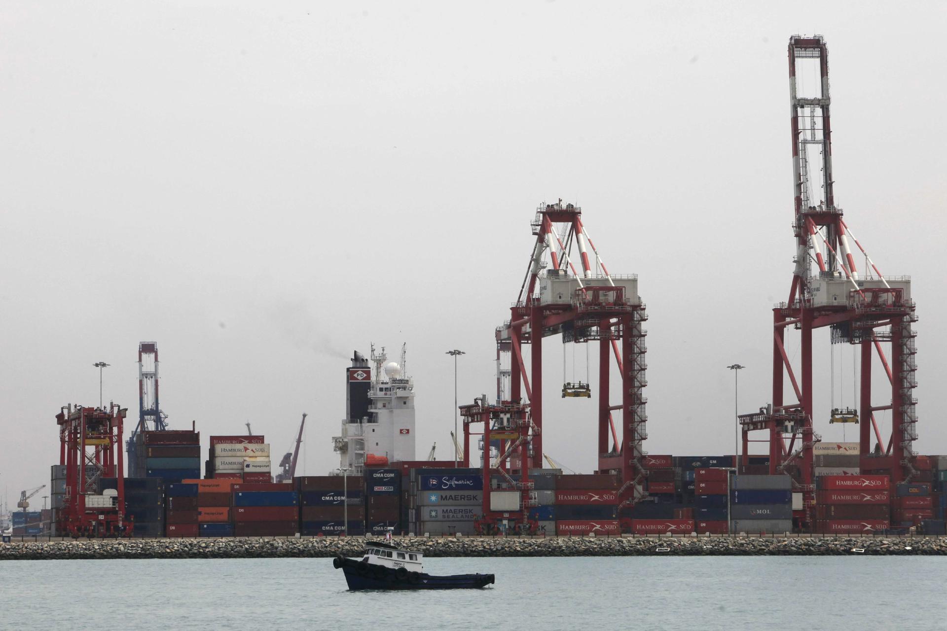 Fotografía de archivo de una vista general del muelle sur del puerto del Callao, cerca a Lima (Perú). EFE/Paolo Aguilar