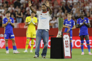 El defensa francés del Sevilla Loïc Badé se despide del equipo hoy antes del Sevilla Getafe, partido correspondiente a la segunda jornada de LaLiga EA Sports, disputado en el estadio Sánchez Pizjuán de Sevilla. EFE/José Manuel Vidal