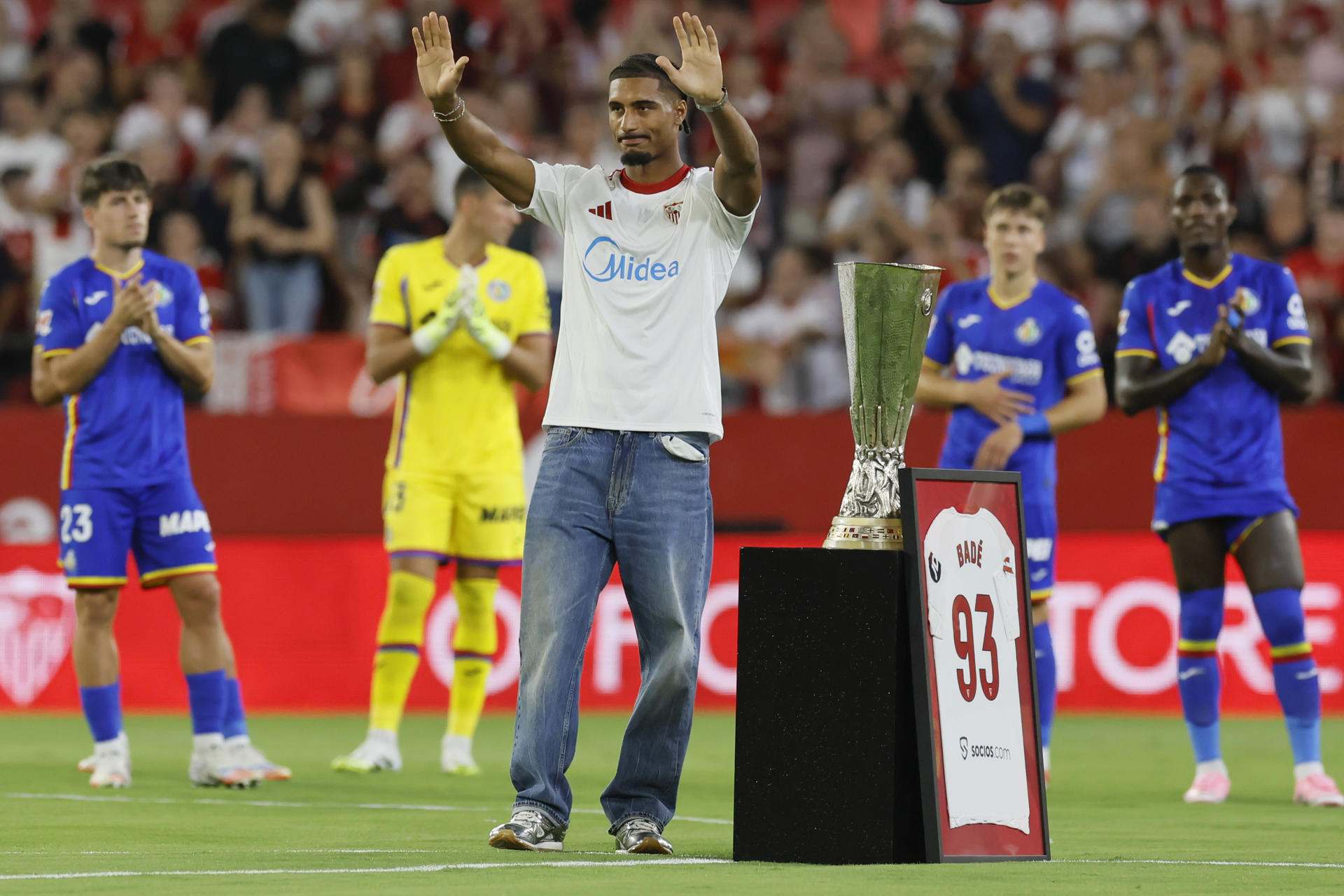El defensa francés del Sevilla Loïc Badé se despide del equipo hoy antes del Sevilla Getafe, partido correspondiente a la segunda jornada de LaLiga EA Sports, disputado en el estadio Sánchez Pizjuán de Sevilla. EFE/José Manuel Vidal
