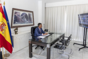 El presidente del Gobierno, Pedro Sánchez, ha participado esta tarde, mediante videoconferencia, en una reunión de líderes de la Coalición de Voluntarios por Ucrania, a la que pertenece España. EFE/Moncloa Pool/SÓLO USO EDITORIAL/SÓLO DISPONIBLE PARA ILUSTRAR LA NOTICIA QUE ACOMPAÑA (CRÉDITO OBLIGATORIO)