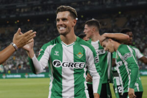 El centrocampista argentino del Betis Giovani Lo Celso (d) celebra tras anotar el 1-0 durante el partido de LaLiga EA Sports entre el Real Betis y el Alavés, este viernes en el estadio de la Cartuja. EFE/ José Manuel Vidal