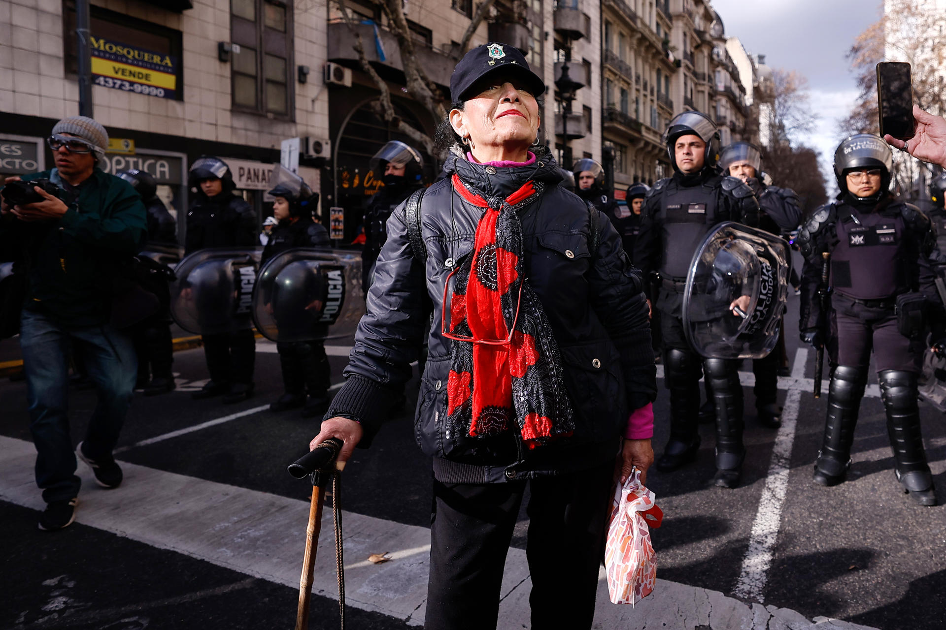Una persona participa durante una manifestación este miércoles, en Buenos Aires (Argentina). EFE/ Juan Ignacio Roncoroni
