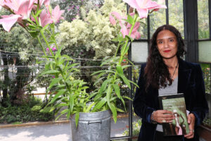 La escritora mexicana Alma Delia Murillo posa durante una entrevista con EFE este viernes, en la Ciudad de México (México). EFE/ Mario Guzmán