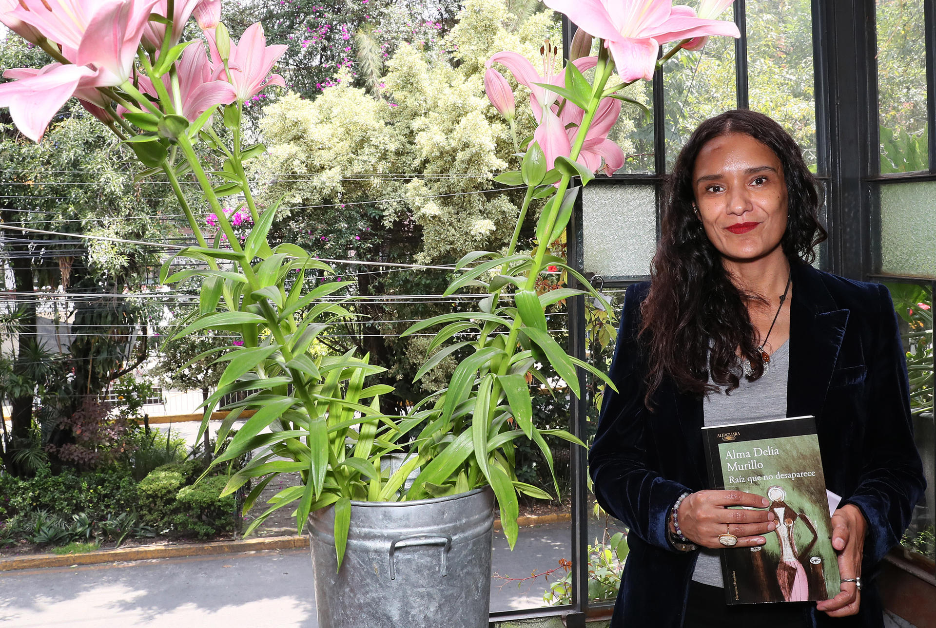 La escritora mexicana Alma Delia Murillo posa durante una entrevista con EFE este viernes, en la Ciudad de México (México). EFE/ Mario Guzmán