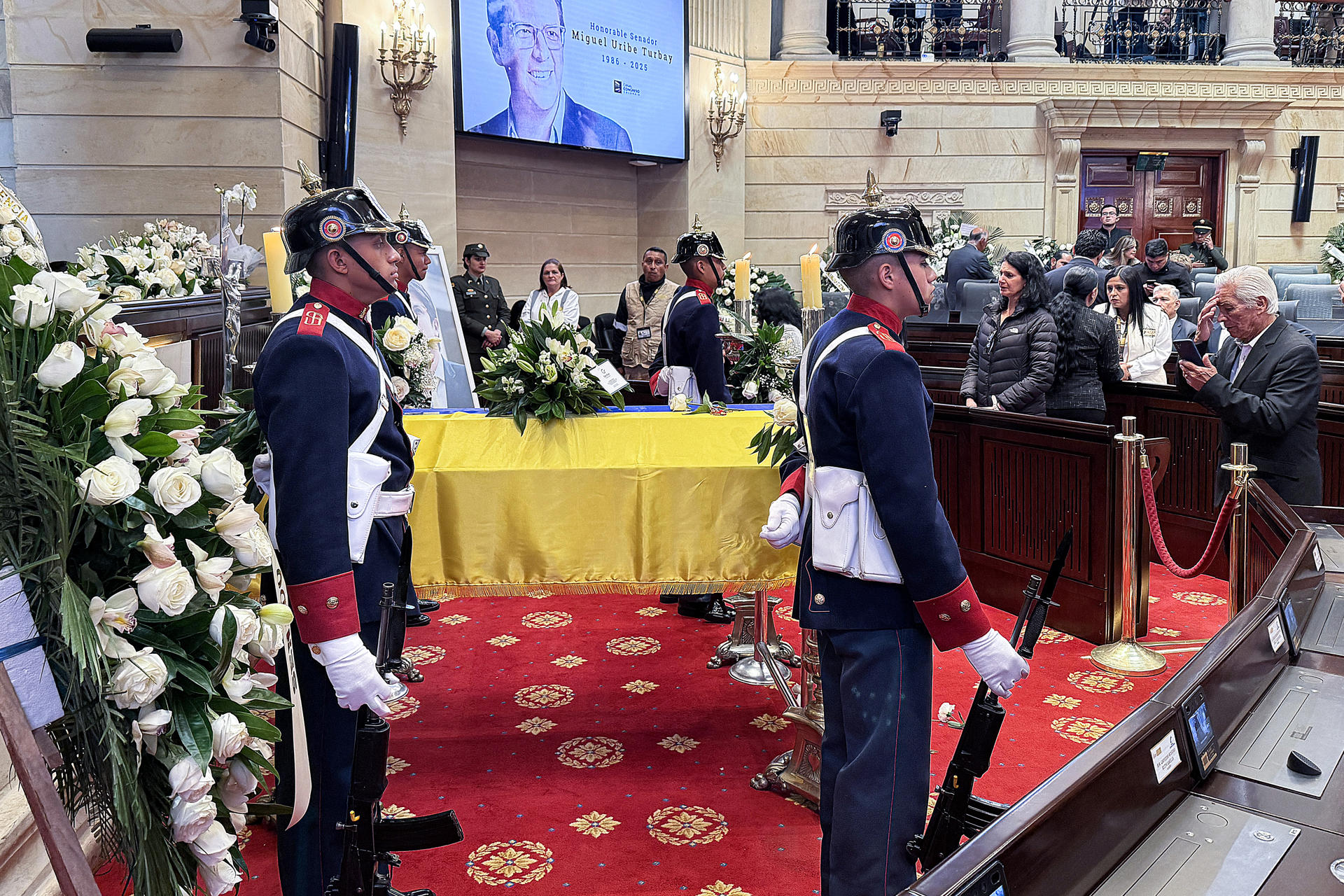 Integrantes del Batallón Guardia Presidencial vigilan junto al féretro del fallecido senador y precandidato presidencial opositor Miguel Uribe Turbay este martes, en Bogotá (Colombia). EFE/ Carlos Ortega