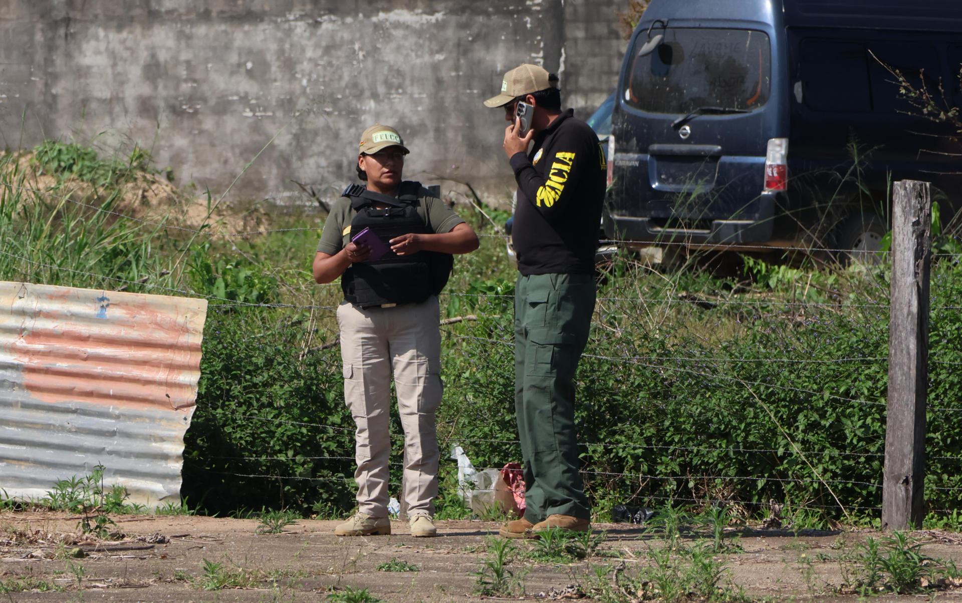 Integrantes de la Policía de Bolivia investigan una explosión de dinamita cerca del lugar donde el candidato de alianza Popular, Andrónico Rodríguez, votará en las elecciones generales este domingo, en Entre Ríos (Bolivia). EFE/ Juan Carlos Torrejón
