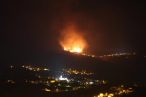 En la imagen del domingo, incendio en la zona de Vila Real, Portugal. EFE/ Sxenick