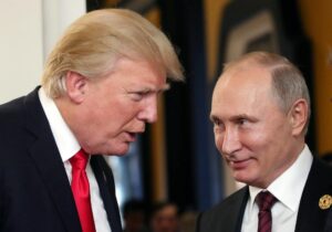 Encuentro del presidente ruso Vladimir Putin (D) y el presidente de EE.UU. Donald J. Trump (I) en un descanso de una reunión de líderes en la 25ª Cumbre de Cooperación Económica Asia-Pacífico (APEC) en Da Nang, Vietnam, 11 de noviembre de 2017. 
EFE/EPA/MIKHAIL KLIMENTYEV/SPUTNIK/KREMLIN POOL MANDATORY CREDIT[MANDATORY CREDIT]
RESUMEN FOTOS DEL AÑO DE EPA 2017 NOVIEMBRE
////////// MOS. Da Nang (Viet Nam), 11/11/2017.- Russian President Vladimir Putin (R) and US President Donald J. Trump (L) talk at the break of a leader's meeting at the 25th Asia-Pacific Economic Cooperation (APEC) summit in Da Nang, Vietnam, 11 November 2017. The APEC summit brings together world leaders from its 21 member nations and is being hosted for the second time by Vietnam, the first being in 2006. (Rusia) EFE/EPA/MIKHAIL KLIMENTYEV/SPUTNIK/KREMLIN POOL MANDATORY CREDIT[MANDATORY CREDIT] RESUMEN FOTOS DEL AÑO DE EPA 2017 NOVIEMBRE