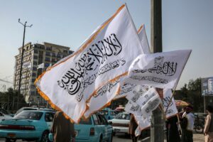 Banderas del emirato islámico de Afganistán, preparadas para conmemorar el cuarto aniversario de la llegada al poder de los talibanes.) EFE/EPA/SAMIULLAH POPAL