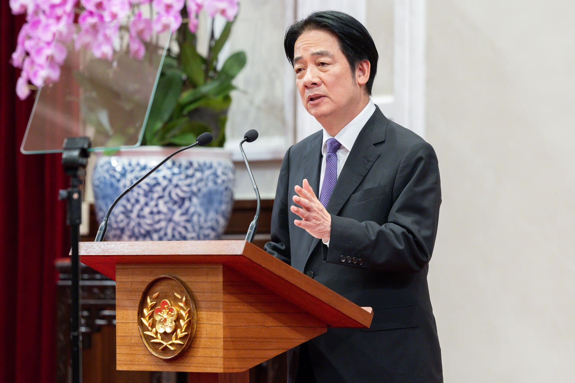 Fotografía cedida este lunes, 25 de agosto, por la Oficina Presidencial de Taiwán, del mandatario taiwanés, William Lai, al comparecer ante la prensa, en Taipéi (Taiwán). EFE/Oficina Presidencial de Taiwán