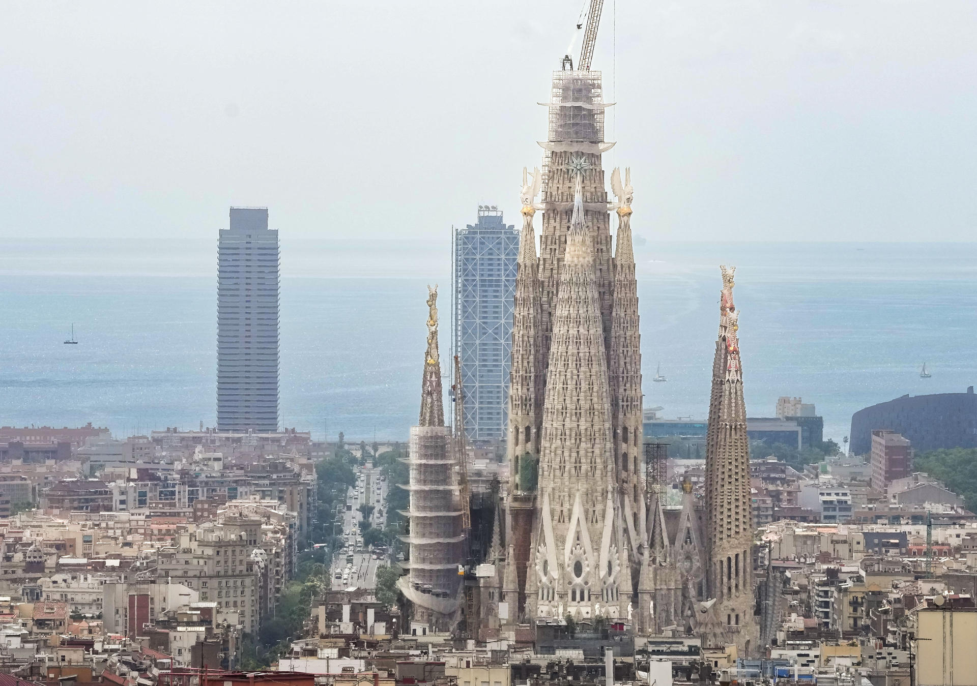 La Sagrada Familia ha alcanzado este pasado jueves los 155,58 metros de altura, lo que la ha convertido en el edificio más alto del entramado urbano de Barcelona, superando así los 154 metros de la Torre Mapfre (i) y el Hotel Arts (d), que eran los edificios más altos de la capitl desde 1992. La basílica de Antoni Gaudí llegará en los próximos meses a los 172,5 metros de altura con la culminación de la Torre de Jesucristo. EFE/ Enric Fontcuberta.