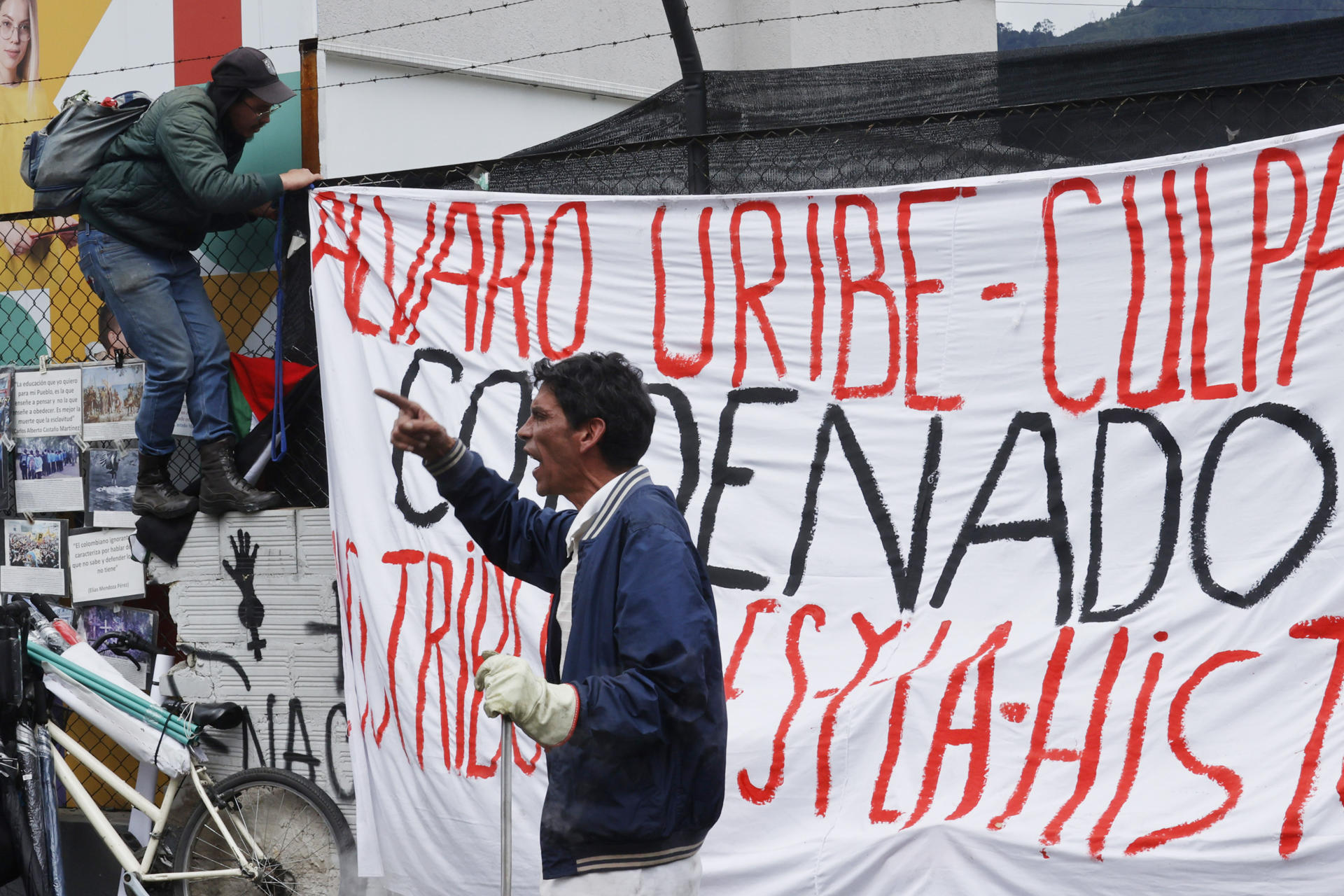Una persona participa en un plantón contra el expresidente Álvaro Uribe este viernes, frente al Complejo Judicial de Paloquemao en Bogotá (Colombia). EFE/ Mauricio Dueñas