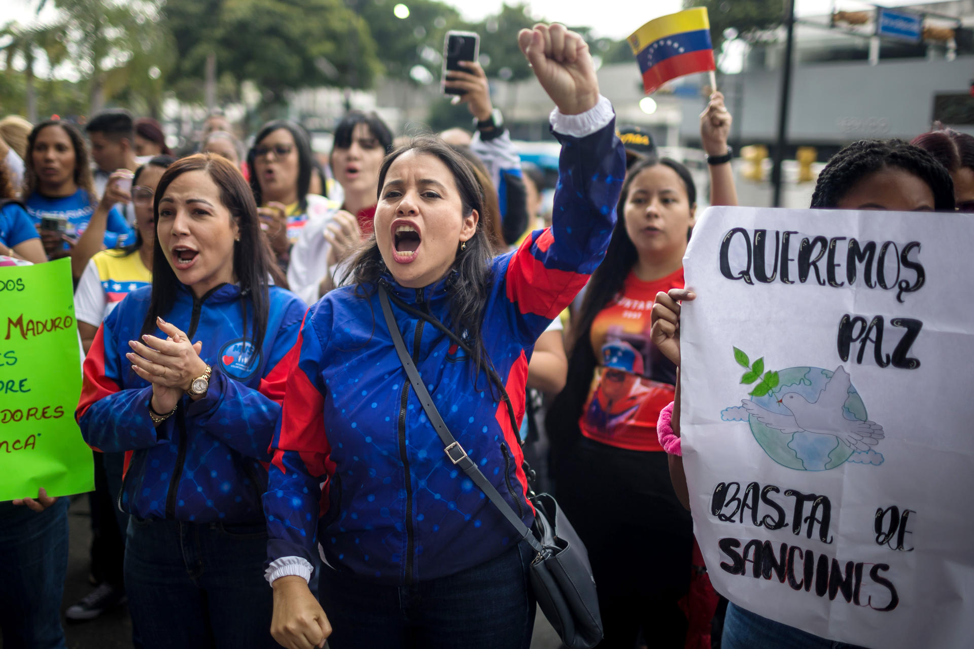 Personas participan en una manifestación de apoyo al presidente de Venezuela, Nicolás Maduro, este martes, en Caracas (Venezuela). EFE/ Miguel Gutiérrez
