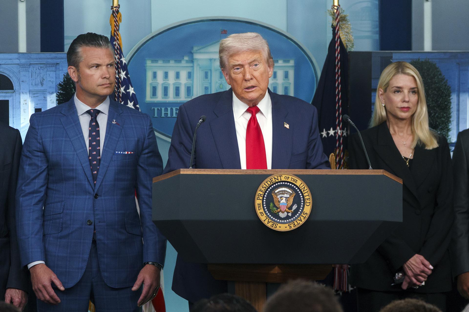 El presidente de EE.UU., Donald Trump (C) durante una conferencia de prensa en la Casa Blanca en Washington (EE.UU.). EFE/EPA/WILL OLIVER / POOL