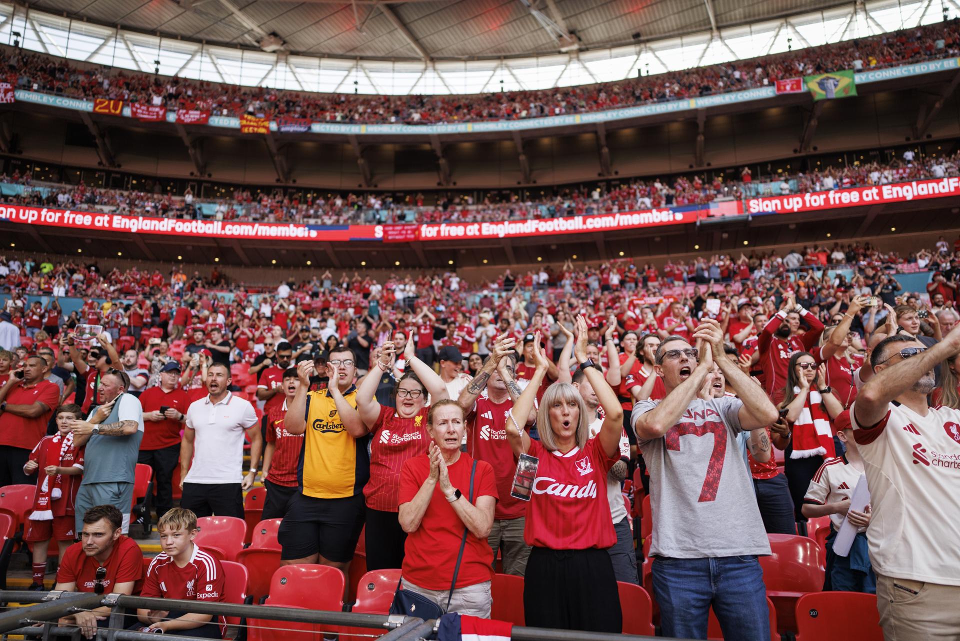 Seguidores del Liverpool animan a su equipo en el partido que su equipo juega contra el Crystal Palace este domingo en el estadio de Wembley, en Londres. EFE/TOLGA AKMEN