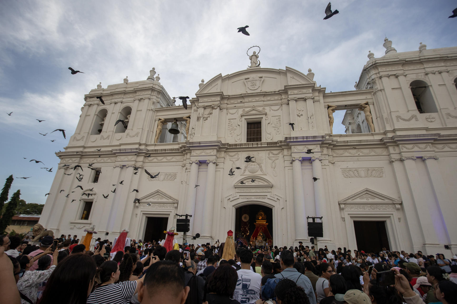 Personas se reunen frente a la Catedral de León durante la tradicional 'Gritería Chiquita' este jueves, en León (Nicaragua). EFE/STR
